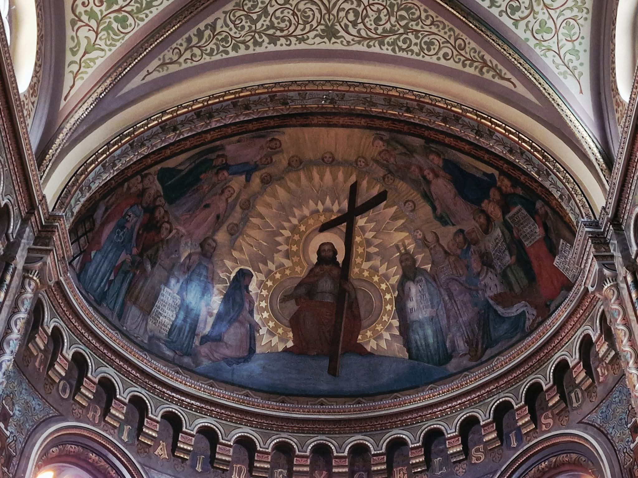 © Fab Jmtt - La fresque d’inspiration byzantine est l'œuvre du peintre Charles-Henri STIENNON (1851-1942). Elle représente le Christ en majesté tenant sa croix, avec à gauche des personnages du Nouveau Testament (Marie, saint Pierre, saint Paul...) et à droite d'autres personnages de l'Ancien Testament (Moïse, Élie...).